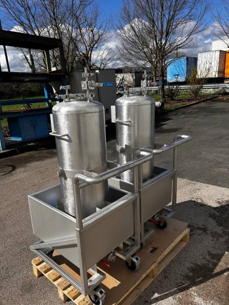 Cuves avec leurs chariots pour industrie pharmaceutique à Roanne